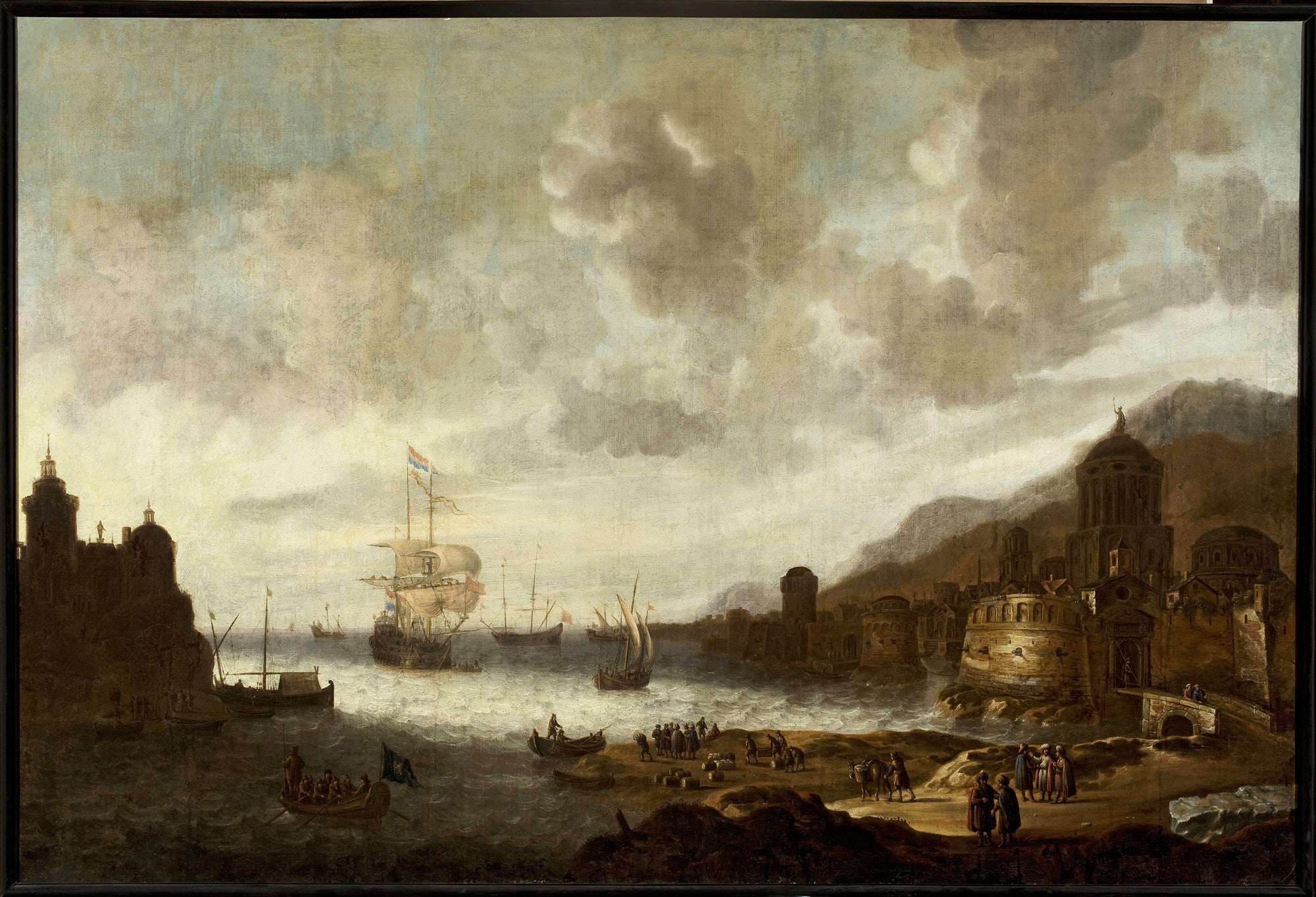 Pintura a óleo de Jan Abrahamsz Beerstraaten, representando um porto movimentado com navios à vela e pessoas na costa e em barcos, sob um céu nublado. A arquitetura da cidade é visível na margem, com montanhas ao fundo.