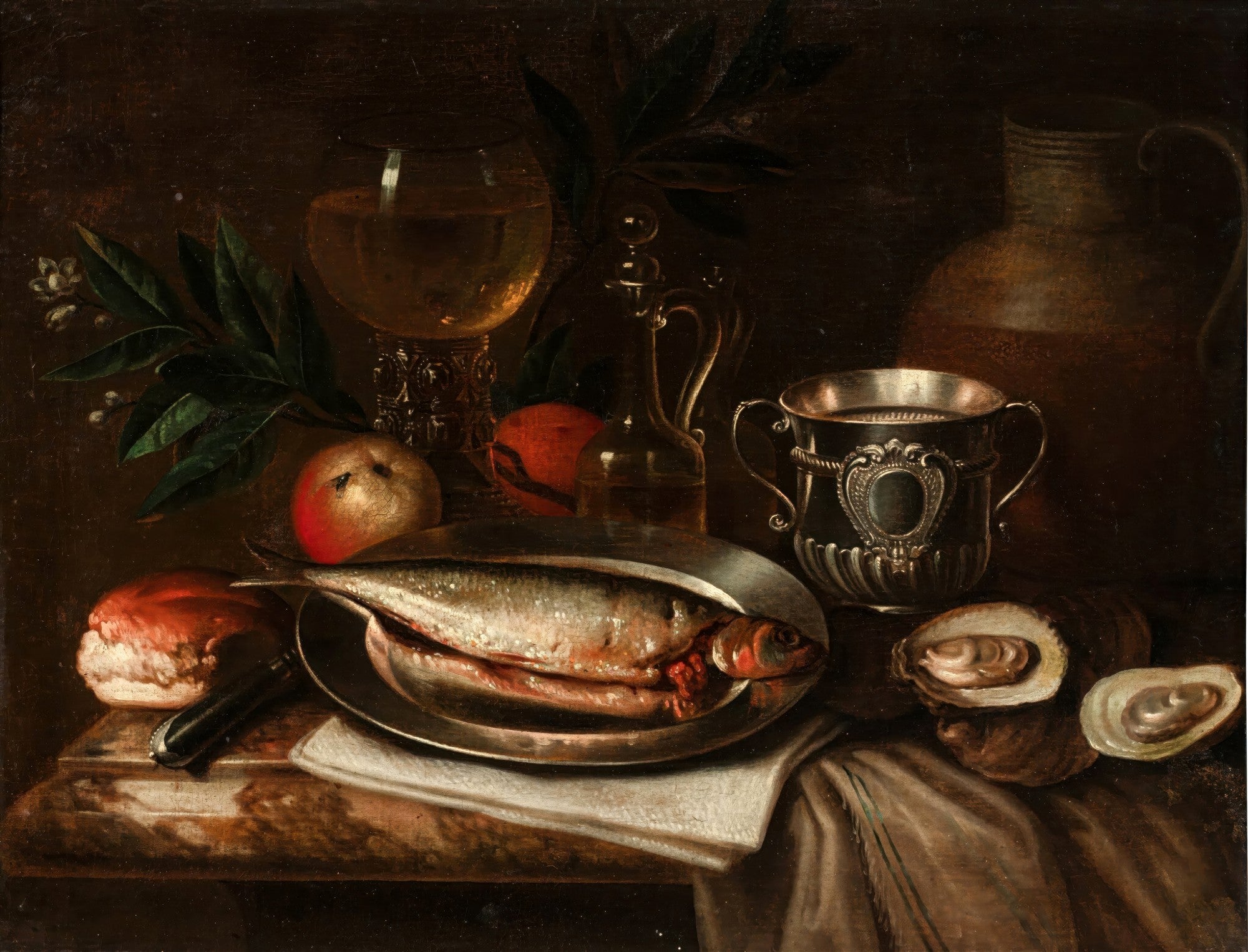 Quadro de natureza morta escura com peixe prateado em um prato, ostras abertas, pão, um copo de vinho, jarra de metal e folhas verdes, atribuído a Jan Abrahamsz Beerstraaten.
