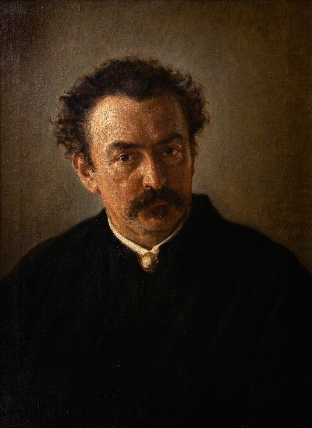 Autorretrato de Jan Matejko, um homem maduro com cabelo escuro encaracolado e bigode, vestindo roupas escuras com um broche dourado na gola. A pintura tem tons escuros e terrosos, com iluminação dramática no rosto do artista.