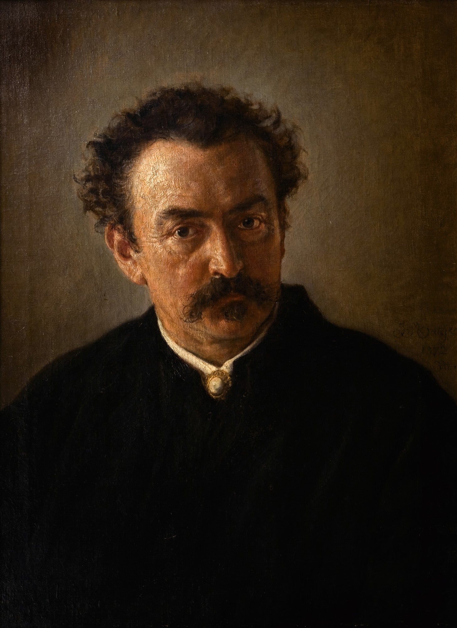 Autorretrato de Jan Matejko, um homem maduro com cabelo escuro encaracolado e bigode, vestindo roupas escuras com um broche dourado na gola. A pintura tem tons escuros e terrosos, com iluminação dramática no rosto do artista.
