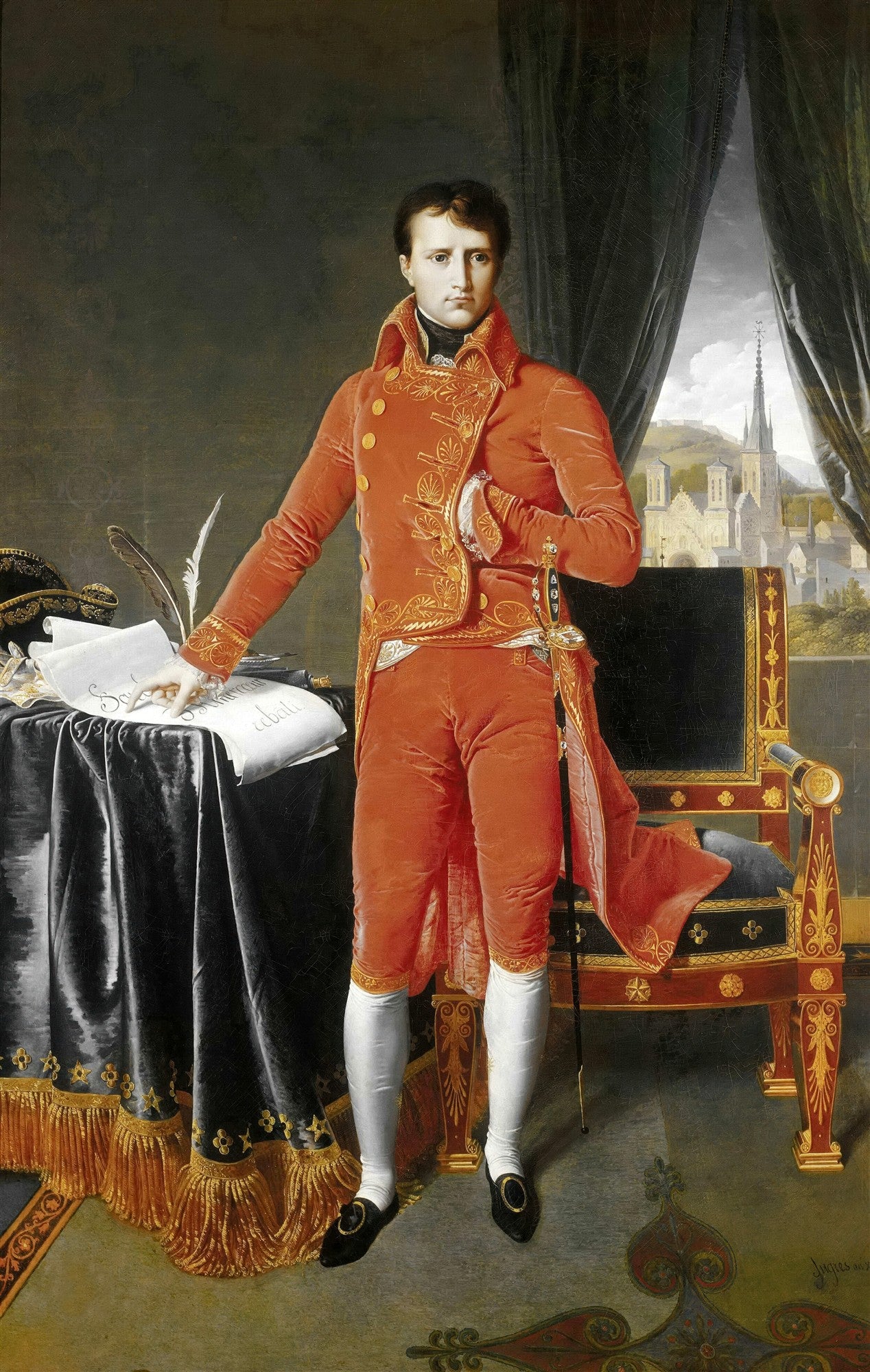 Retrato de corpo inteiro de Napoleão Bonaparte em traje de gala vermelho e dourado, com uma espada, ao lado de uma mesa e uma janela com vista para uma cidade, pintado por Jean-Auguste-Dominique Ingres.