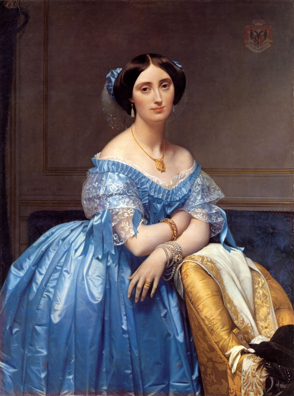 Retrato de mulher, Princesa de Broglie, vestindo um suntuoso vestido azul acetinado, joias douradas e pérolas, sentada em um sofá, com um olhar sereno e elegante, obra de Jean-Auguste Dominique Ingres.