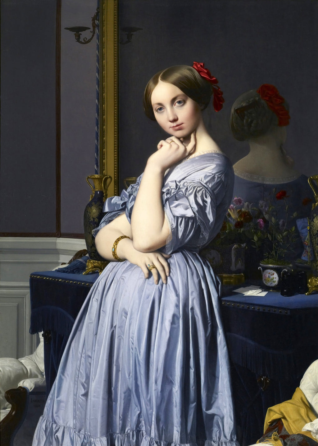 Retrato de A Senhora de Haussonville por Jean-Auguste Dominique Ingres, mulher com vestido azul e fita vermelha no cabelo, olhando para o observador, com seu reflexo em um espelho ao fundo.