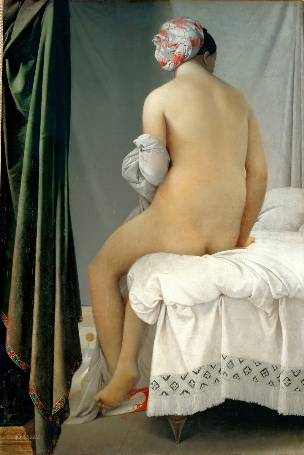 Quadro decorativo de Jean-Auguste-Dominique Ingres, 'A Banhista de Valpinçon', mostrando uma mulher nua de costas, sentada em uma cama, com um turbante na cabeça e um tecido verde pendurado ao lado.