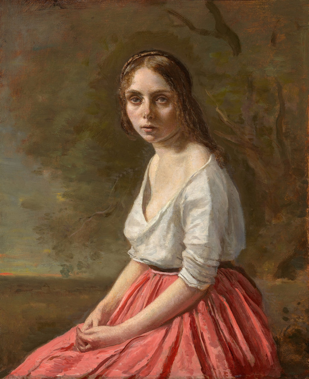 Retrato de uma mulher jovem, com olhar introspectivo, vestindo blusa branca e saia rosa vibrante. Fundo escuro e terroso, com detalhes de paisagem ao entardecer. Obra de Jean-Baptiste Camille Corot, "A Cigana".