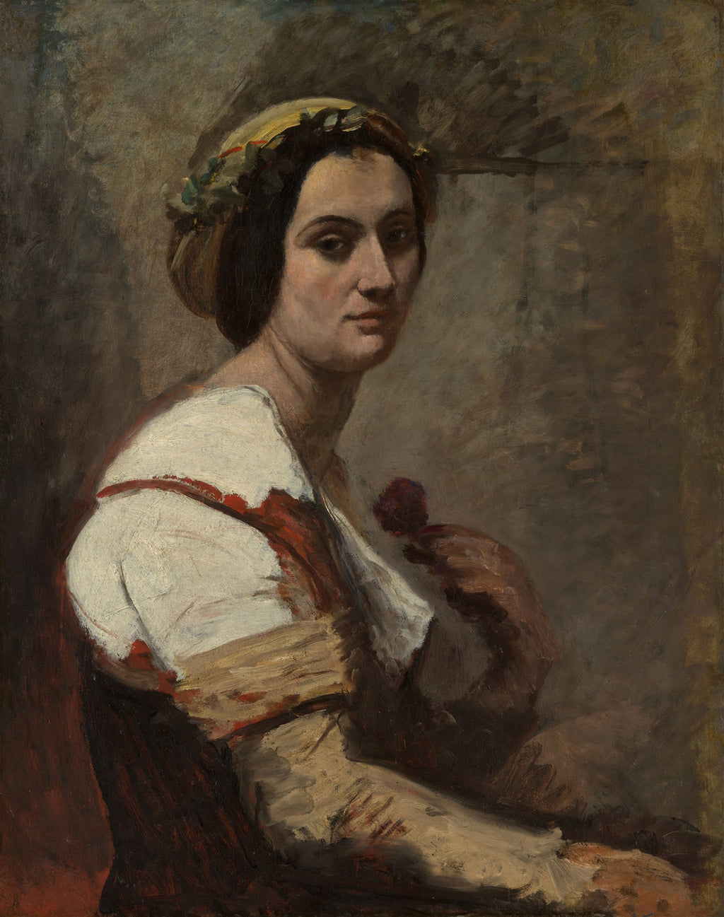 Retrato de uma mulher com coroa de folhas, olhar sereno, vestindo blusa branca e marrom, segurando uma pequena flor vermelha. Obra de Jean-Baptiste Camille Corot.