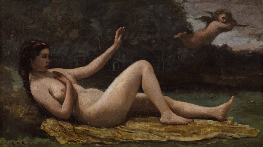 Pintura de Corot, 'Nude com Cupido', mostrando uma mulher reclinada em um ambiente natural escuro com um cupido alado flutuando acima. A mulher tem cabelos escuros e uma fita vermelha no cabelo, e a cena é de tons terrosos com toques de verde.