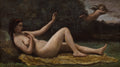 Pintura de Corot, 'Nude com Cupido', mostrando uma mulher reclinada em um ambiente natural escuro com um cupido alado flutuando acima. A mulher tem cabelos escuros e uma fita vermelha no cabelo, e a cena é de tons terrosos com toques de verde.