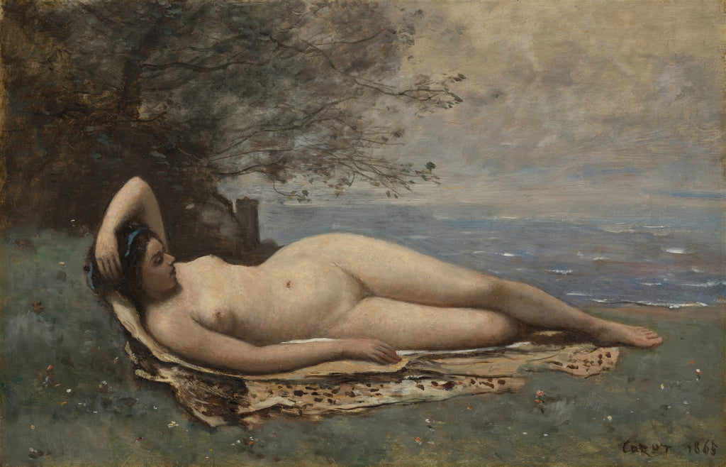 Pintura a óleo de Jean-Baptiste Camille Corot, representando uma mulher nua reclinada na grama à beira-mar, com a mão direita atrás da cabeça. O céu está nublado e o mar agitado. A paleta é predominantemente em tons de cinza, azul e marrom-esverdeado.