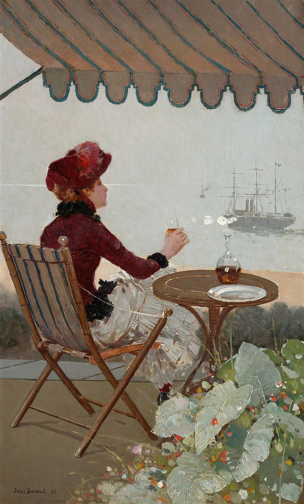 Quadro decorativo com pintura de Jean Béraud, mostrando uma mulher elegante sentada em uma cadeira de lona em um terraço, com um chapéu vermelho e um vestido branco, segurando um copo. Ao fundo, um navio no mar e o céu claro. Flores e folhagens no canto inferior direito. Obra com moldura e vidro.