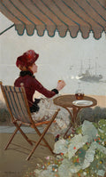 Quadro decorativo com pintura de Jean Béraud, mostrando uma mulher elegante sentada em uma cadeira de lona em um terraço, com um chapéu vermelho e um vestido branco, segurando um copo. Ao fundo, um navio no mar e o céu claro. Flores e folhagens no canto inferior direito. Obra com moldura e vidro.