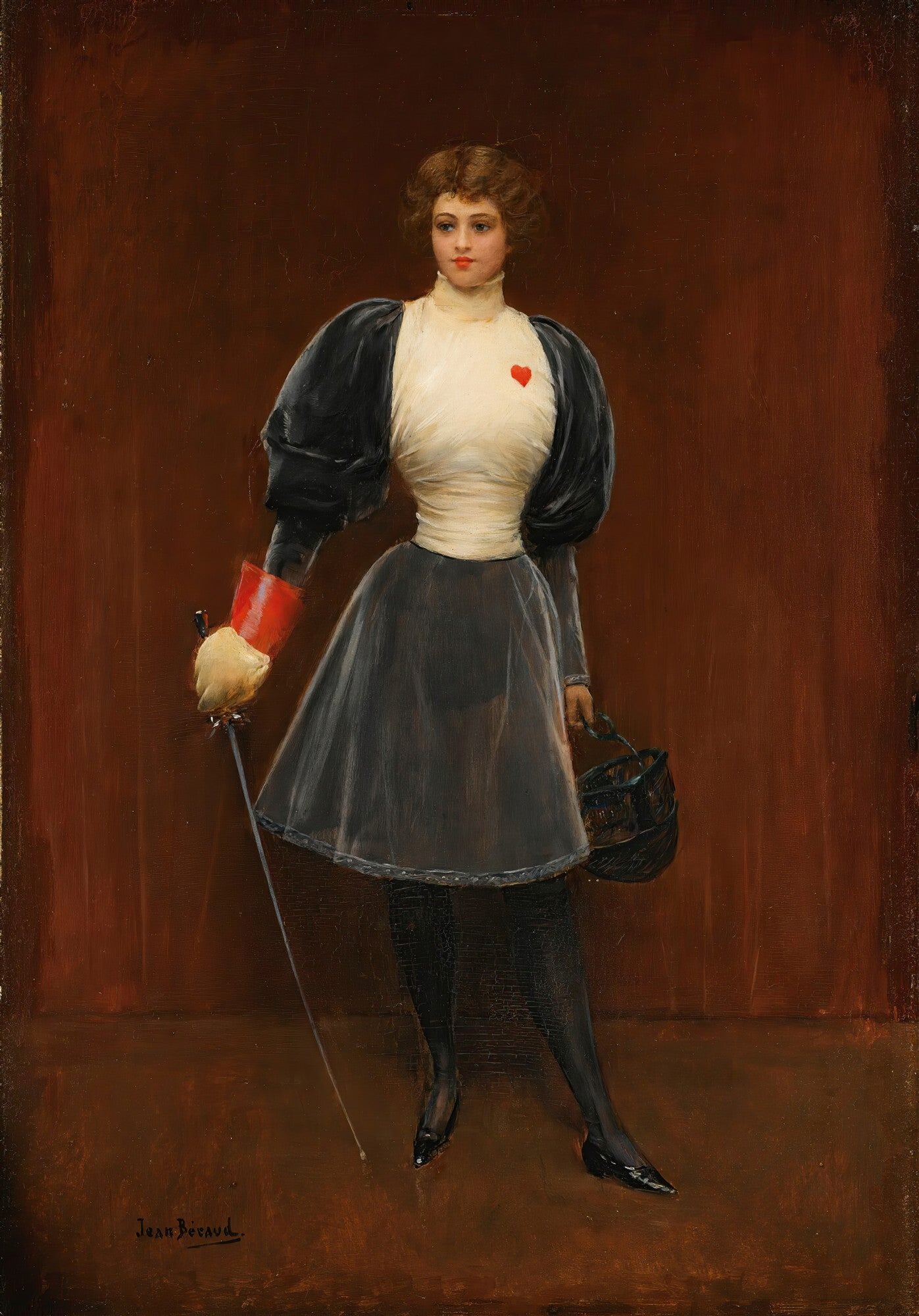 Quadro decorativo 'A Espadachim' de Jean Béraud, retratando uma mulher jovem com cabelo castanho, vestindo blusa branca, jaqueta preta bufante, saia preta e luva vermelha, segurando uma espada, com um pequeno coração vermelho bordado no peito. Fundo marrom escuro. Estilo realista.