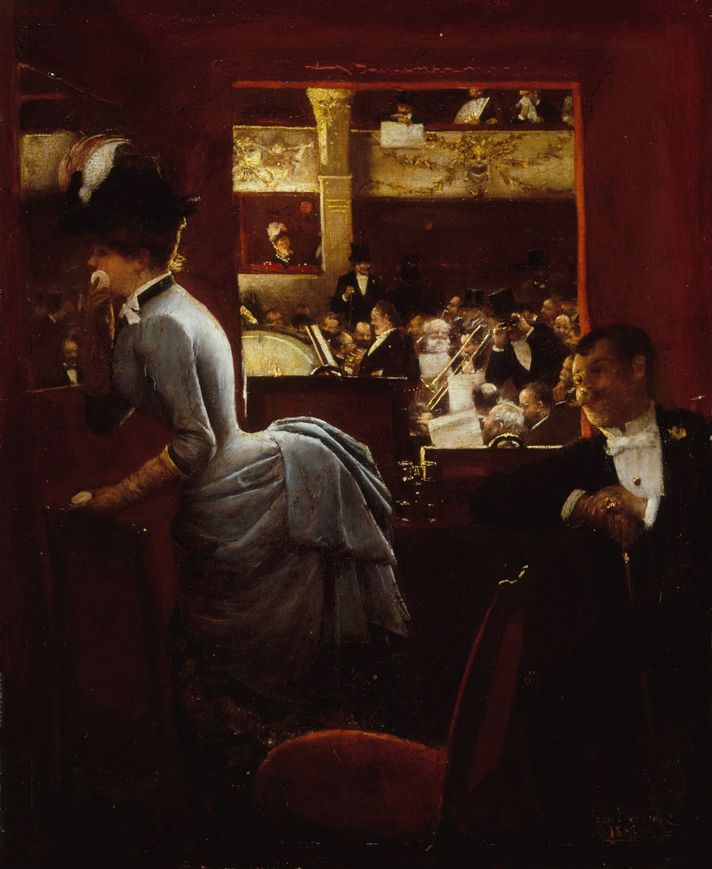 Quadro decorativo 'A Camarote' de Jean Béraud, mostrando uma mulher elegante de costas em um camarote de teatro, e um homem de perfil, com a orquestra e outros espectadores ao fundo.