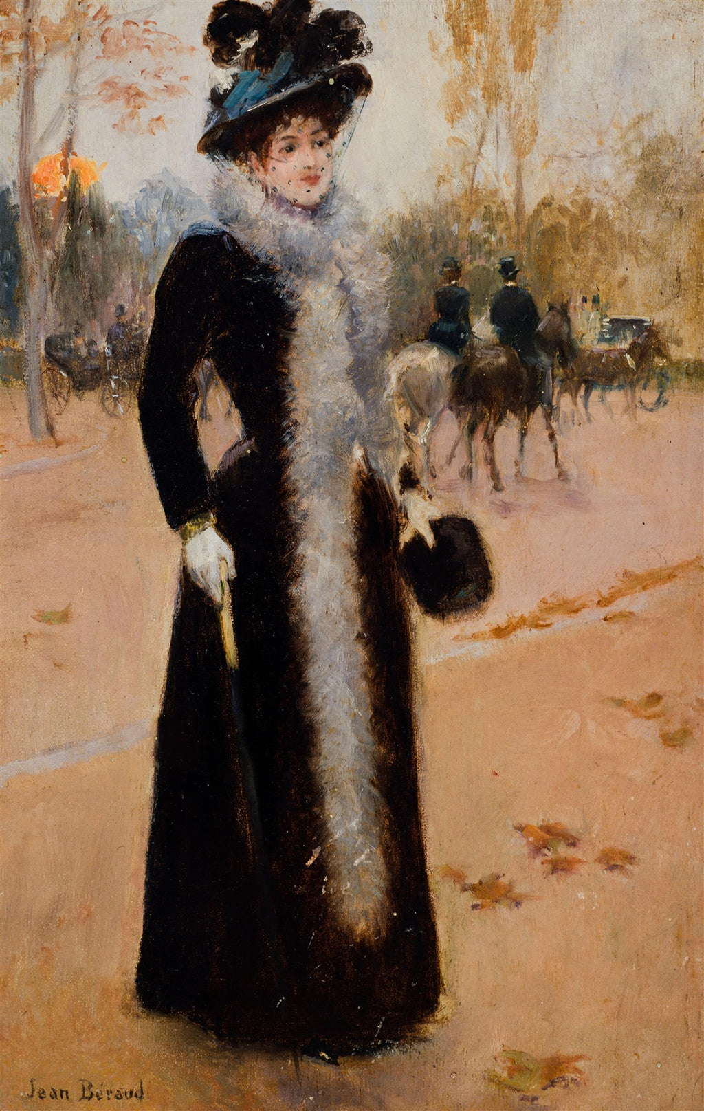 Quadro decorativo retratando uma mulher elegante com chapéu e casaco de pele, caminhando em um parque ou rua de Paris, estilo Belle Époque, com outras figuras a cavalo ao fundo. Obra de Jean Béraud.