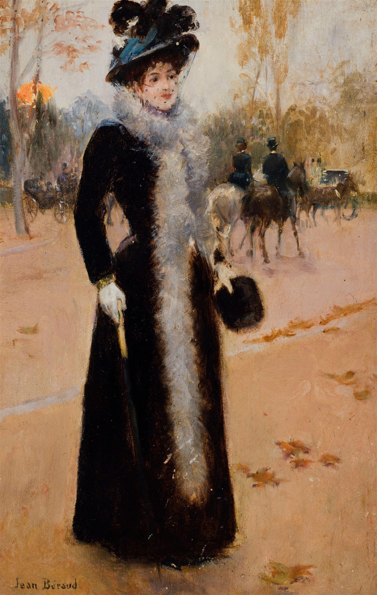 Quadro decorativo retratando uma mulher elegante com chapéu e casaco de pele, caminhando em um parque ou rua de Paris, estilo Belle Époque, com outras figuras a cavalo ao fundo. Obra de Jean Béraud.