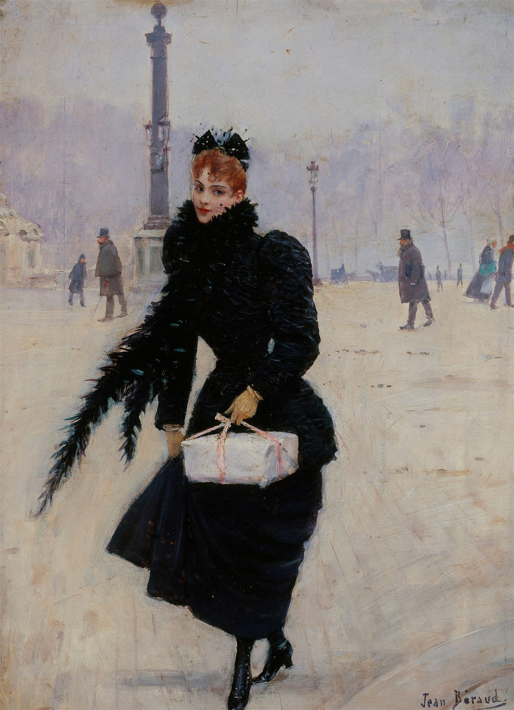 Quadro decorativo de Jean Béraud, 'A Parisiense', retratando uma mulher elegante de casaco preto e presente branco em uma rua nebulosa de Paris, com outras figuras ao fundo e uma coluna alta à esquerda.