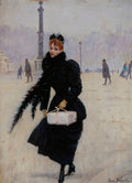 Quadro decorativo de Jean Béraud, 'A Parisiense', retratando uma mulher elegante de casaco preto e presente branco em uma rua nebulosa de Paris, com outras figuras ao fundo e uma coluna alta à esquerda.