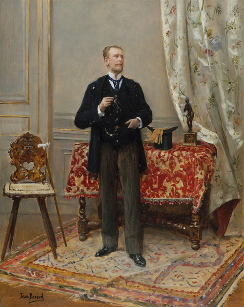 Quadro decorativo de Jean Béraud, retratando um cavalheiro de barba, elegantemente vestido, em um interior burguês, segurando um relógio de bolso, com chapéu e estatueta sobre a mesa.