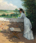 Quadro decorativo mostrando uma dama com chapéu grande e vestido branco, debruçada sobre um muro de pedra, contemplando uma paisagem verde com rio ao longe. Um jornal e uma mesa de madeira dobrável estão à direita.