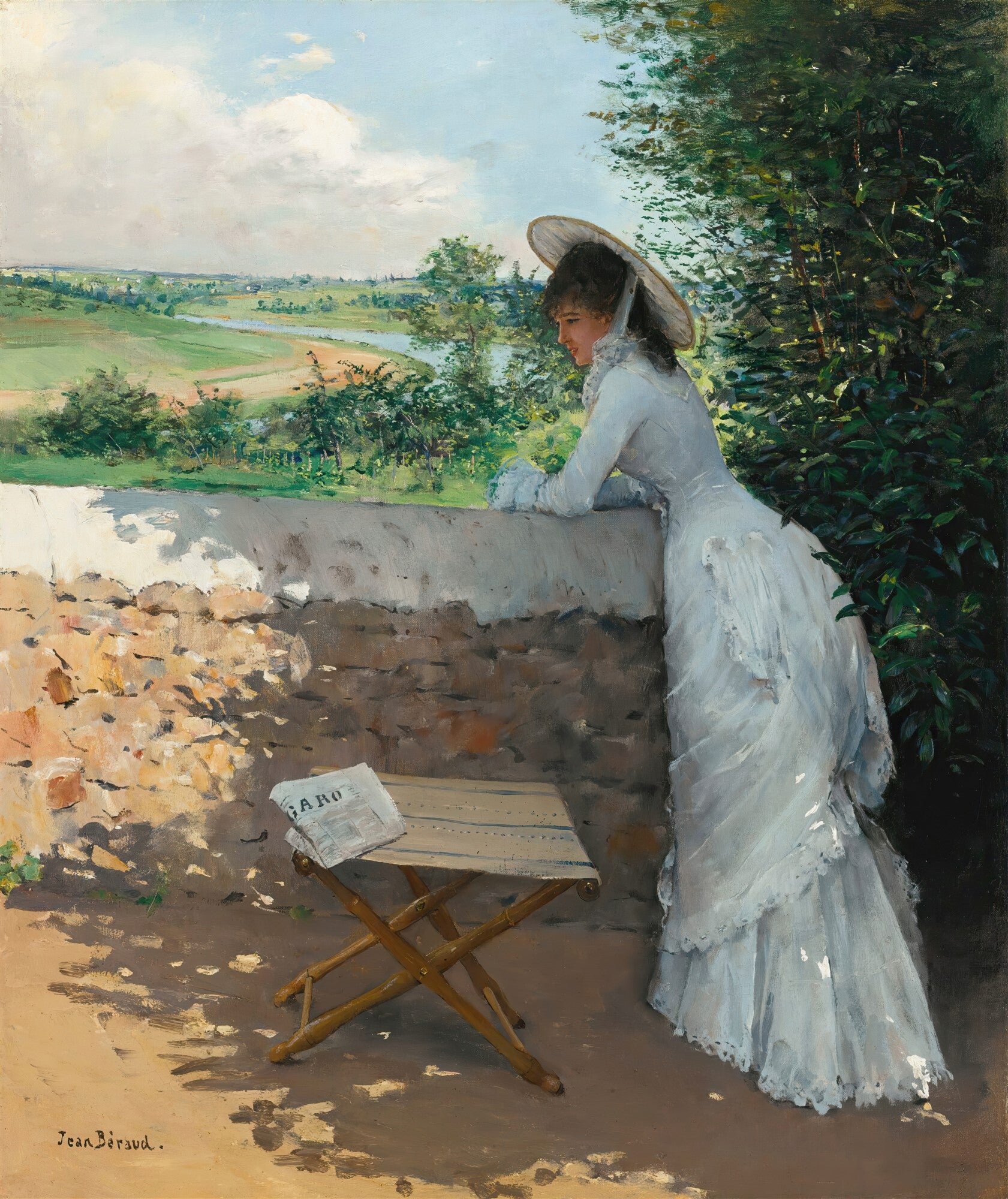 Quadro decorativo mostrando uma dama com chapéu grande e vestido branco, debruçada sobre um muro de pedra, contemplando uma paisagem verde com rio ao longe. Um jornal e uma mesa de madeira dobrável estão à direita.