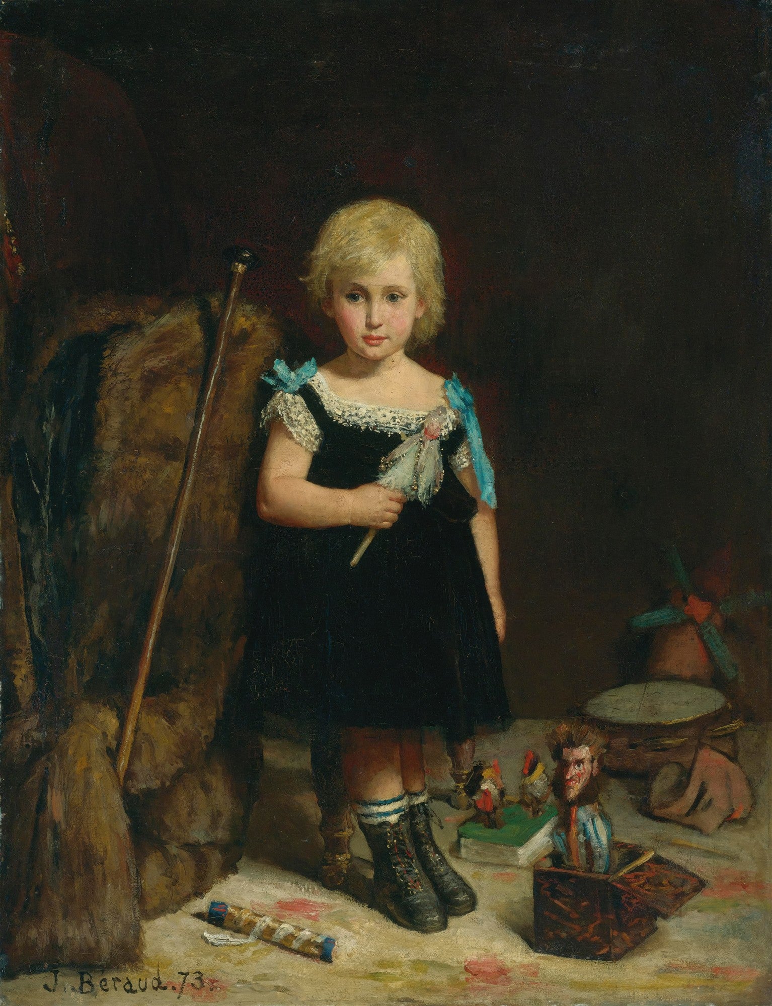 Quadro decorativo com retrato de uma menina de cabelos loiros e vestido escuro, segurando uma boneca. Brinquedos como um palhaço de caixa e um tambor estão ao seu redor. A pintura é escura e apresenta a assinatura 'J. Beraud.73'.