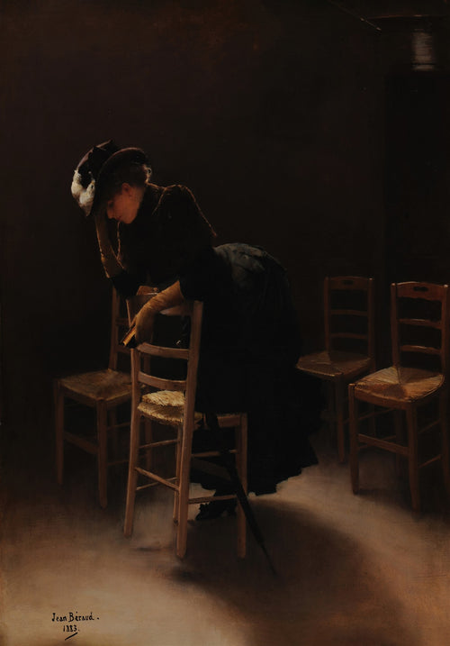 Quadro decorativo 'A Espera' de Jean Béraud, retratando uma mulher de perfil, sentada, em um ambiente escuro com cadeiras de madeira e palha, iluminada por uma luz dramática.