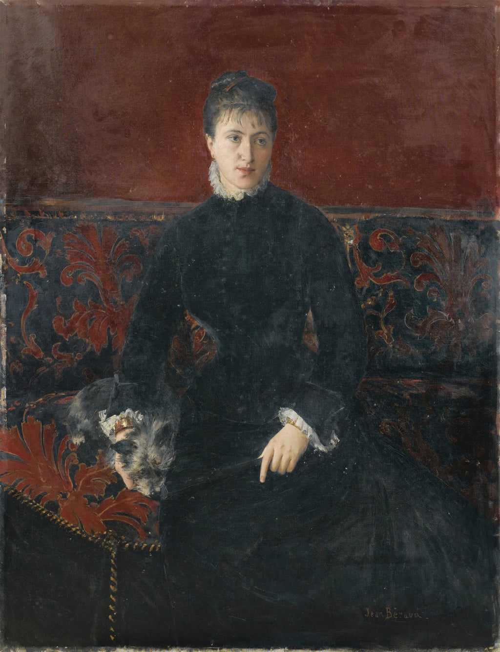 Retrato de uma mulher sentada em um sofá ornamentado, vestindo um vestido preto elegante, com um pequeno cão adormecido em seu colo, pintado por Jean Béraud.