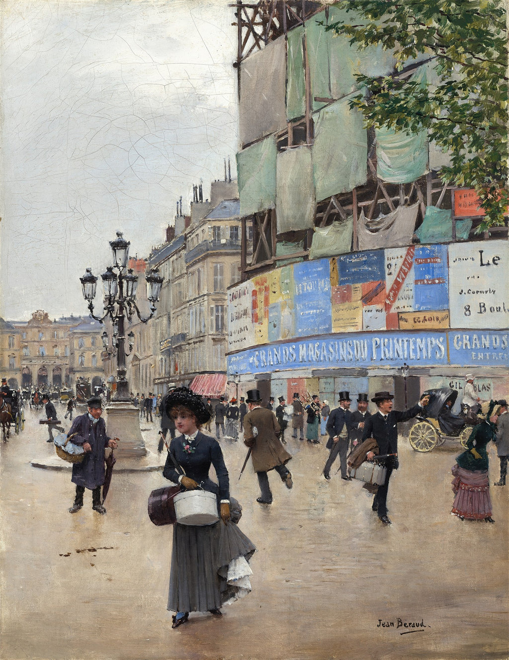 Quadro decorativo mostrando uma movimentada rua de Paris no século XIX sob um céu nublado, com pessoas elegantes vestindo roupas da época, carruagens e edifícios clássicos, incluindo um com andaimes e cartazes de 'Grands Magasins du Printemps'.