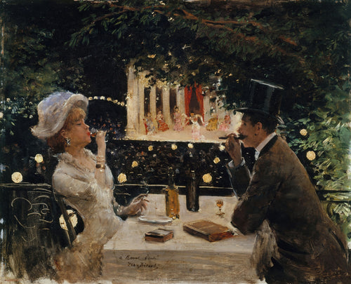 Quadro decorativo 'A Noite no Jardim' de Jean Béraud, retratando um casal elegante em um jardim noturno com um palco e artistas ao fundo, sob luzes suaves.