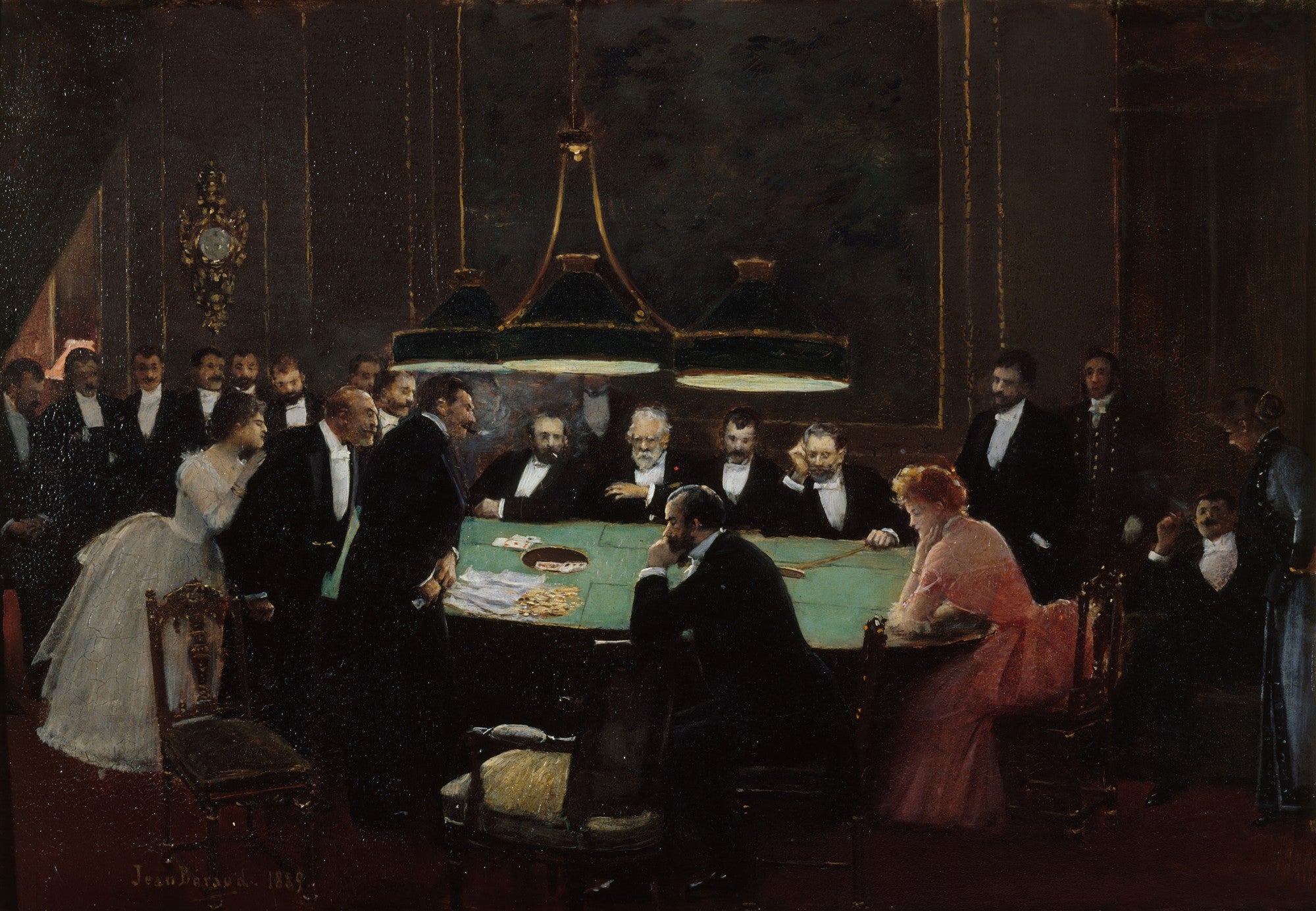 Quadro decorativo 'A Mesa de Jogo' de Jean Béraud, mostrando um grupo de homens e duas mulheres em um salão de jogos elegante, iluminado por abajures suspensos sobre uma mesa de feltro verde, em um ambiente de penumbra e luxo do século XIX.