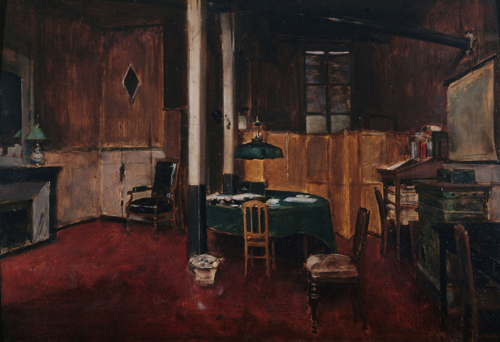 Quadro decorativo mostrando um escritório de estilo clássico, com uma mesa redonda coberta por um tecido verde e papéis, iluminada por uma luminária de abajur verde. O ambiente possui paredes de madeira escura e um tapete vermelho, com cadeiras e estantes.