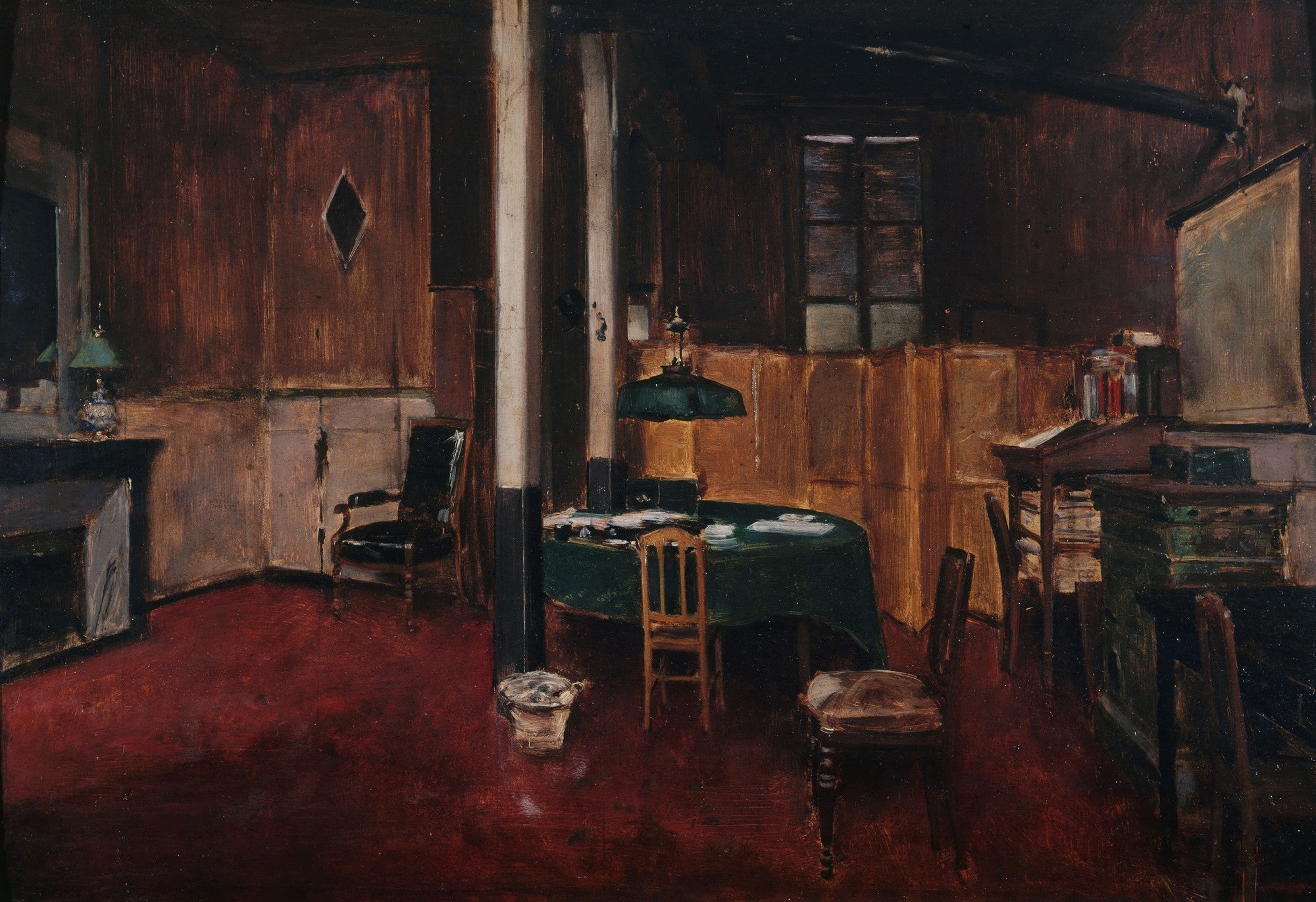 Quadro decorativo mostrando um escritório de estilo clássico, com uma mesa redonda coberta por um tecido verde e papéis, iluminada por uma luminária de abajur verde. O ambiente possui paredes de madeira escura e um tapete vermelho, com cadeiras e estantes.