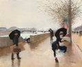 Pintura a óleo de Jean Béraud, 'Le Pont des Arts un jour de pluie', mostrando pessoas com guarda-chuvas em uma rua chuvosa de Paris, com a ponte e o rio Sena ao fundo. Uma mulher de vestido azul tenta segurar o chapéu e a saia contra o vento.