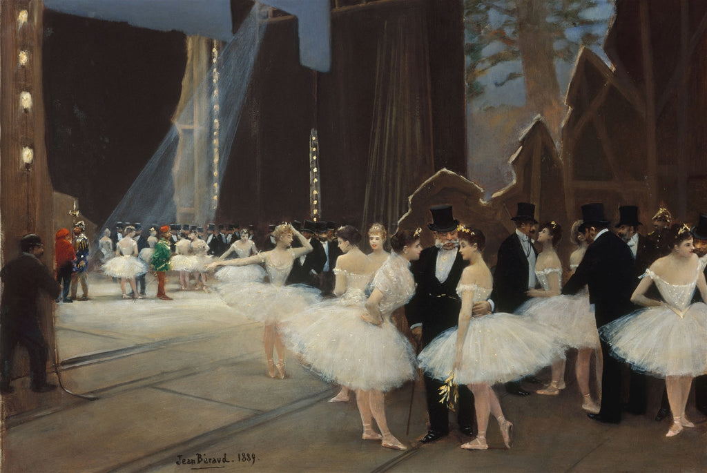 Quadro decorativo mostrando bailarinas e homens de cartola nos bastidores de um teatro de ópera, pintado por Jean Béraud em 1889. A imagem exibe uma cena de gênero com luzes e figurinos da Belle Époque.