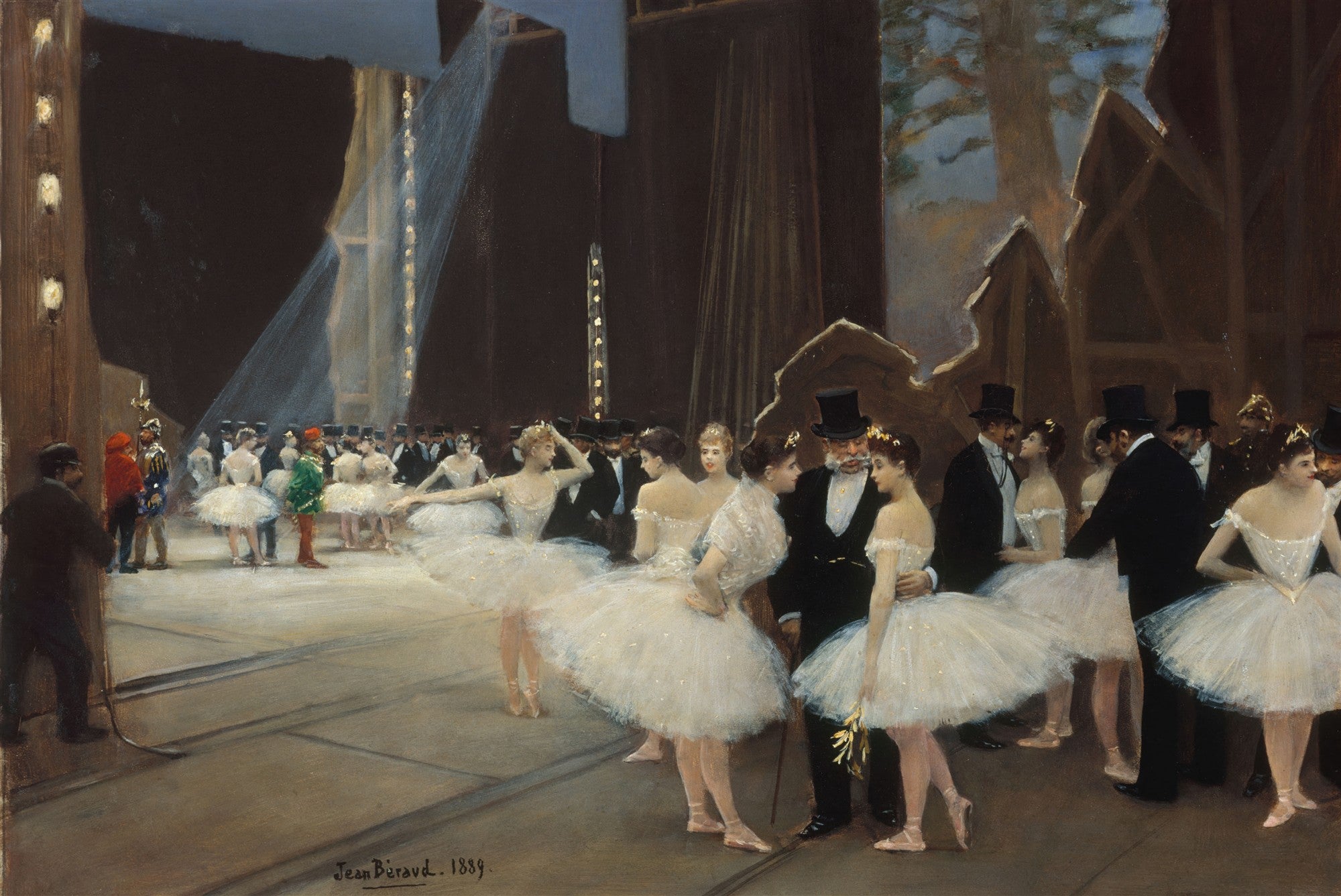 Quadro decorativo mostrando bailarinas e homens de cartola nos bastidores de um teatro de ópera, pintado por Jean Béraud em 1889. A imagem exibe uma cena de gênero com luzes e figurinos da Belle Époque.