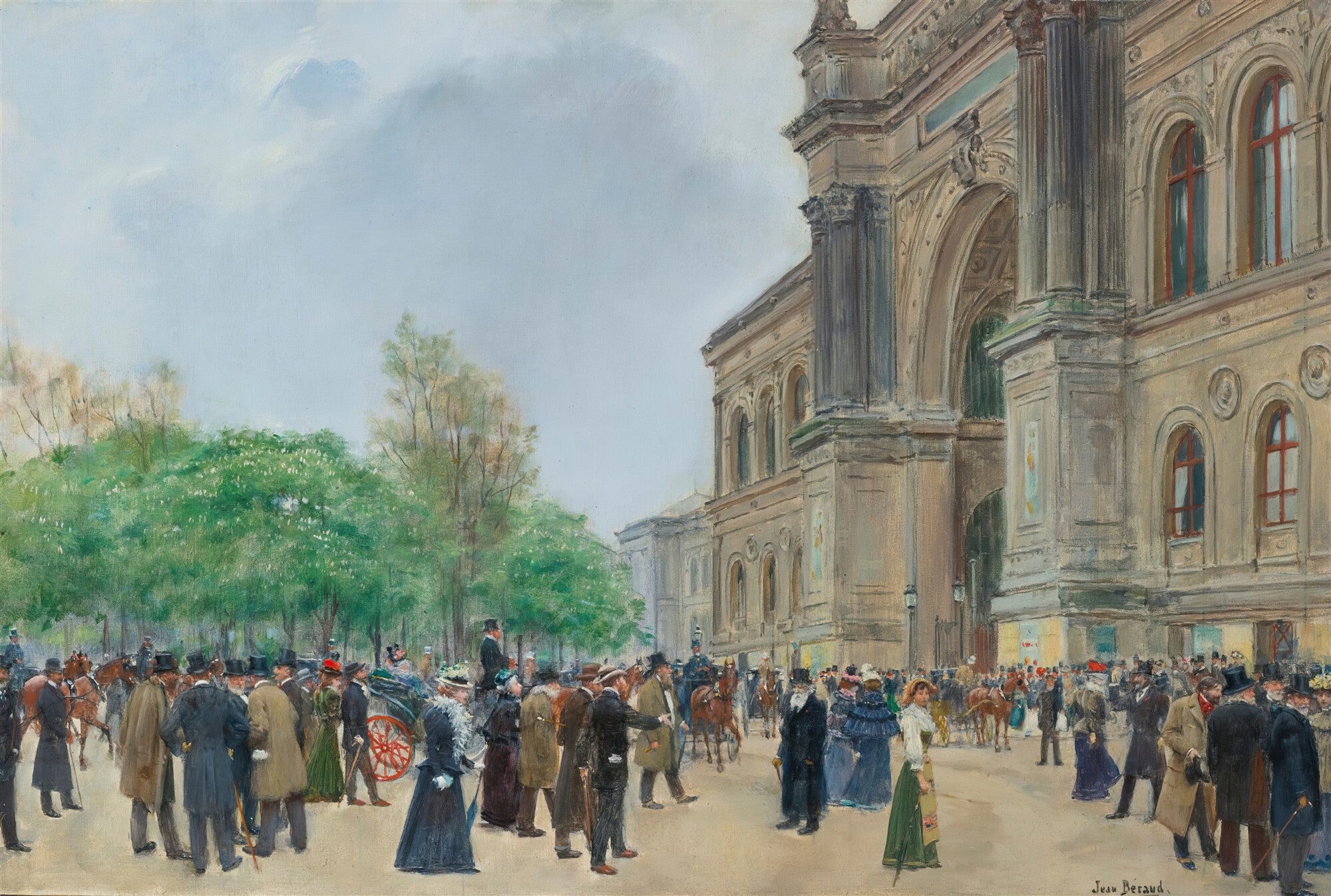 Quadro decorativo mostrando uma cena urbana de Paris no século XIX, com uma multidão de pessoas elegantes caminhando em frente a um grande edifício arquitetônico e árvores verdes, sob um céu claro. Assinatura de Jean Béraud no canto inferior direito.