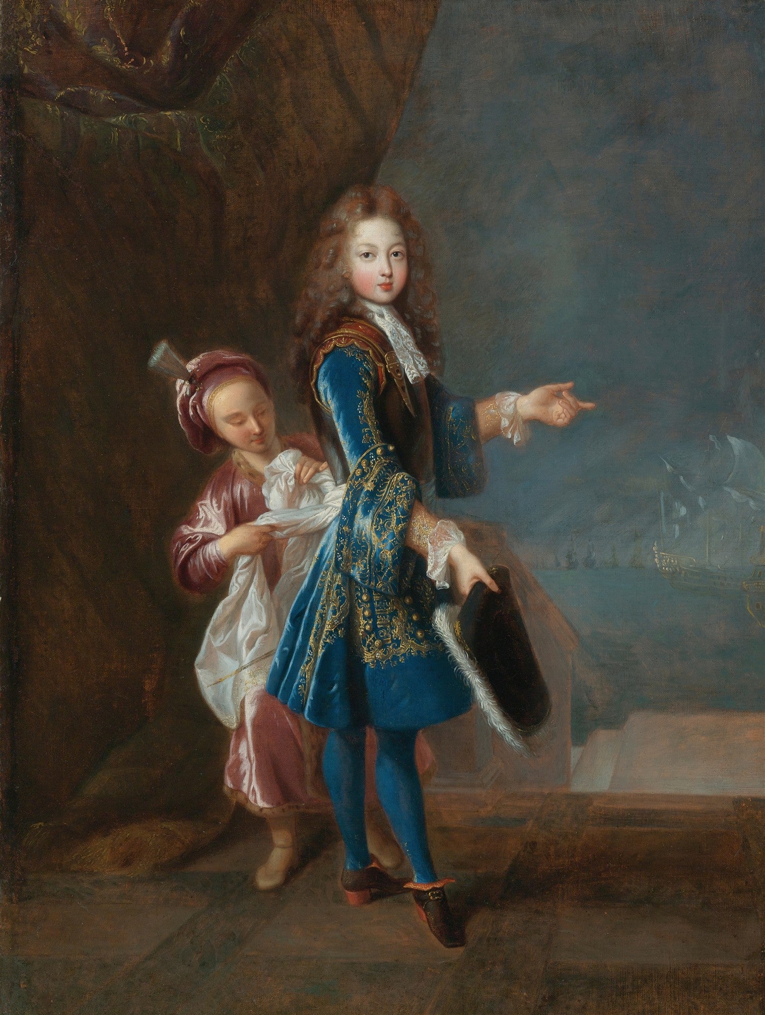 Retrato de um menino jovem com cabelos longos encaracolados e vestindo um traje azul ornamentado, com um chapéu na mão, ao lado de um criado, em estilo rococó, atribuído a Jean François de Troy