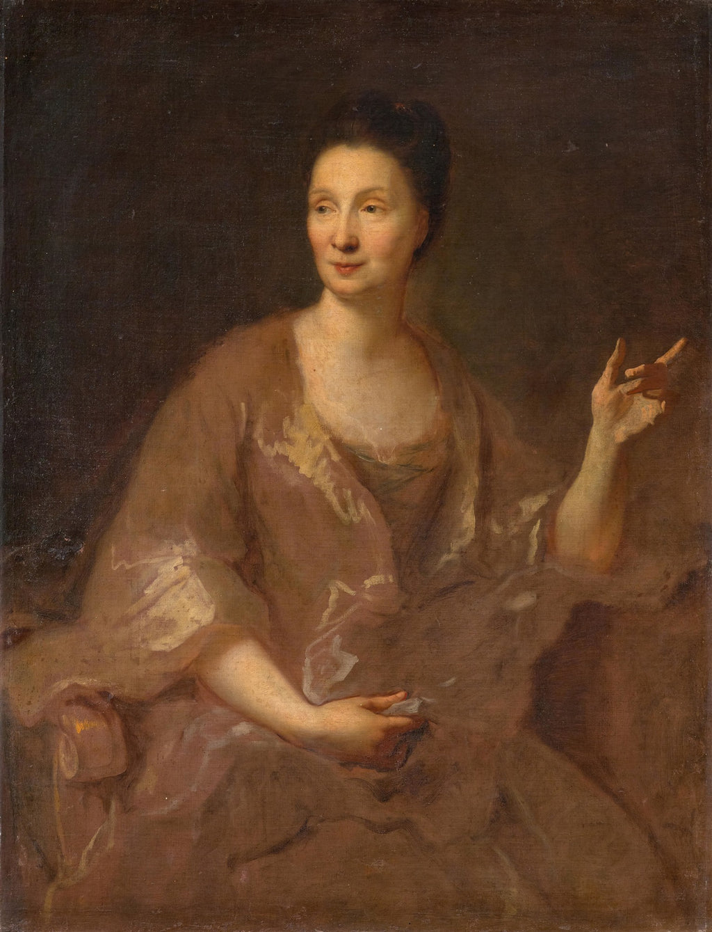 Retrato de uma senhora em tons pastel e marrons, atribuído a Jean François de Troy, com expressão serena e vestes elegantes. Ela olha para o lado esquerdo e gesticula com a mão direita.