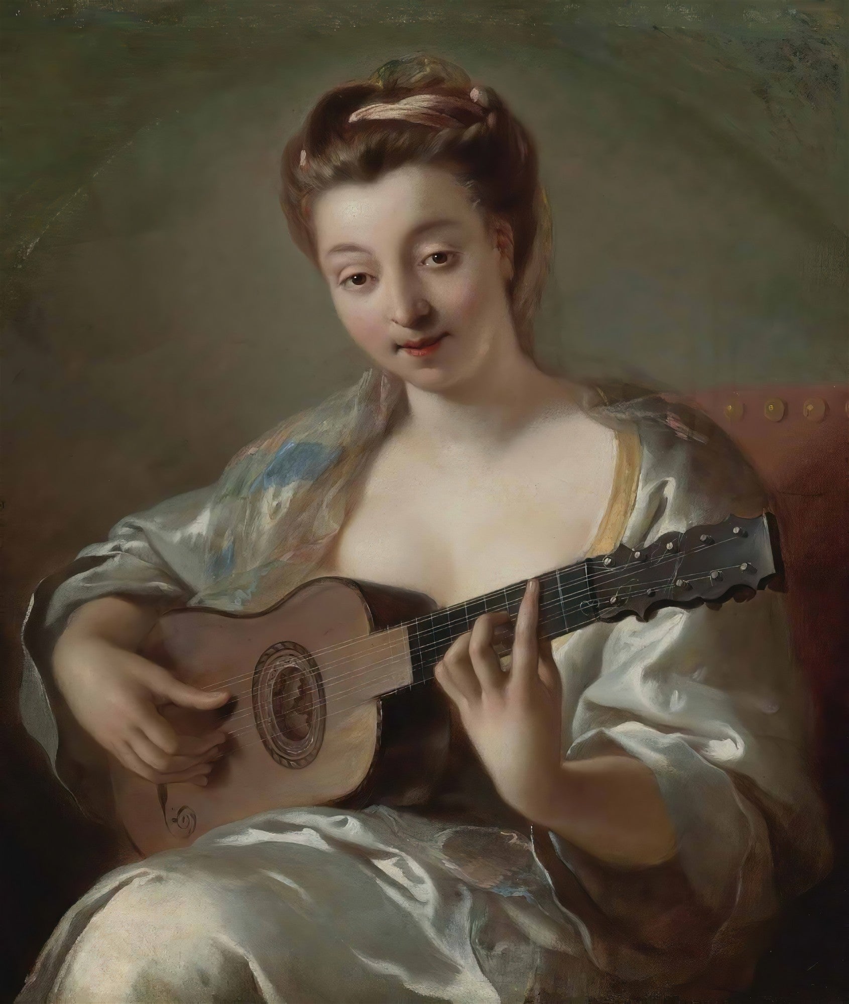 Pintura a óleo de Jean François de Troy, "A Mulher Guitarrista", mostrando uma mulher jovem de vestido acetinado tocando um violão ou alaúde. Ela tem uma expressão suave e os cabelos presos. A paleta é de tons pastel e terrosos.