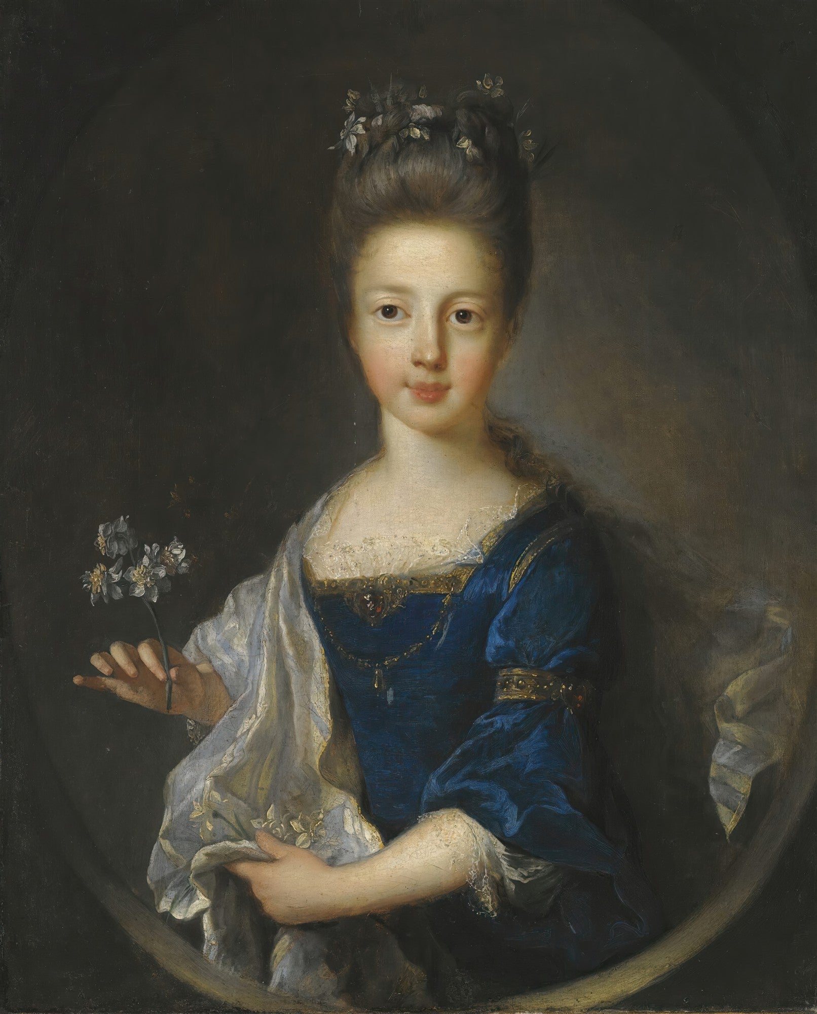 Retrato de uma jovem dama com vestido azul e flores, atribuído a Jean François de Troy. A imagem exibe uma mulher de pele clara, com o cabelo preso e decorado com pequenas flores, vestindo um corpete azul vibrante e renda branca. Ela segura delicadamente um pequeno buquê de flores claras. O fundo é escuro, criando um contraste dramático com a figura iluminada.