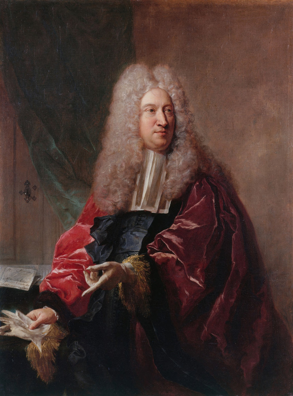 Retrato de um homem com peruca branca e vestes vermelhas e escuras, segurando luvas, atribuído a Jean François de Troy