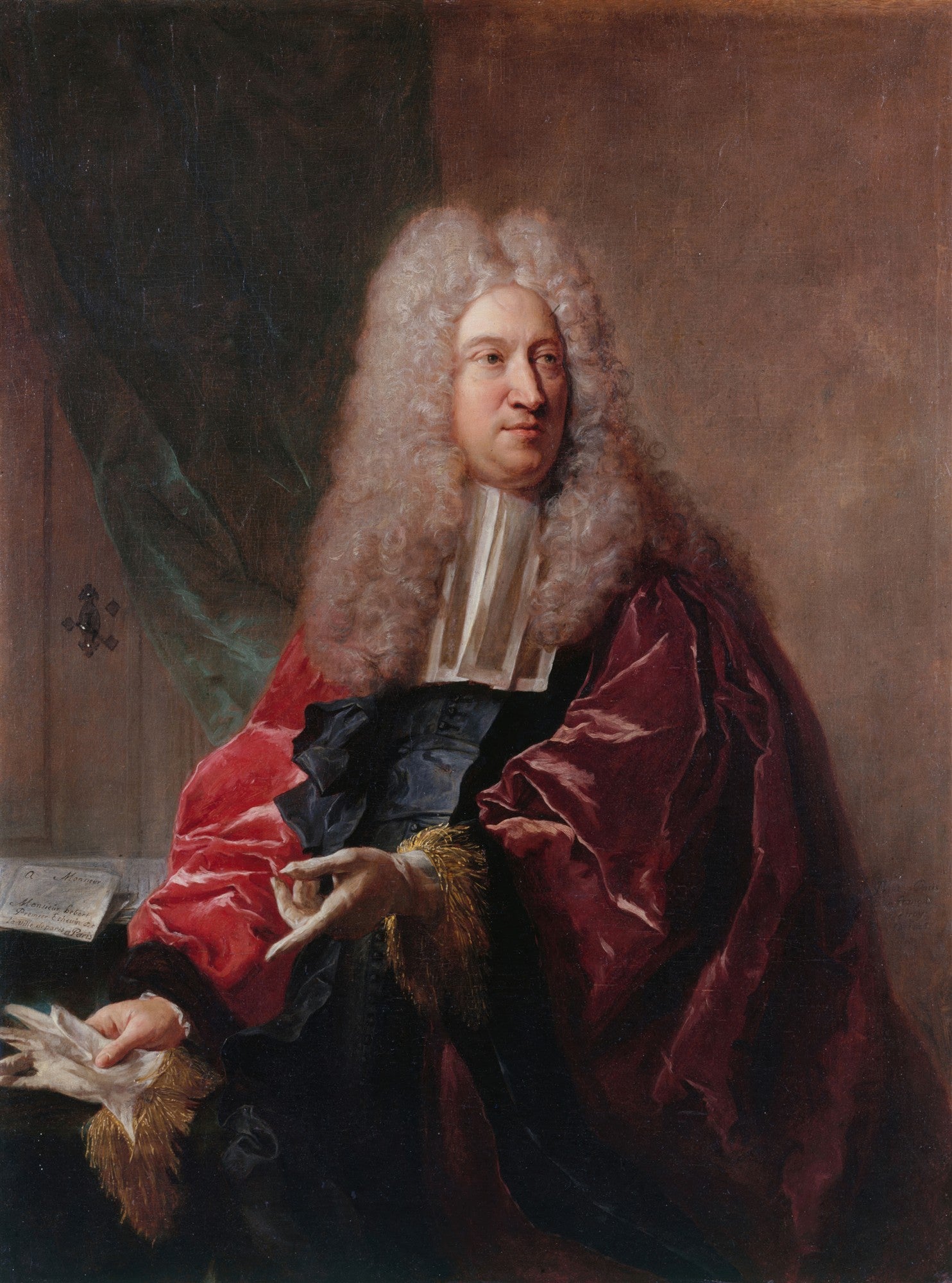 Retrato de um homem com peruca branca e vestes vermelhas e escuras, segurando luvas, atribuído a Jean François de Troy