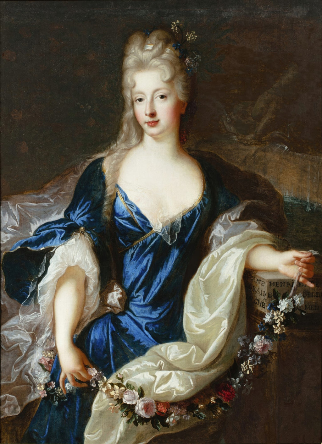 Retrato de uma dama com cabelos loiros cacheados e flores no cabelo, vestindo um vestido azul vibrante de seda, com um decote generoso e mangas bufantes. Ela segura um colar de flores e está sentada. Ao fundo, detalhes escuros com elementos discretos.