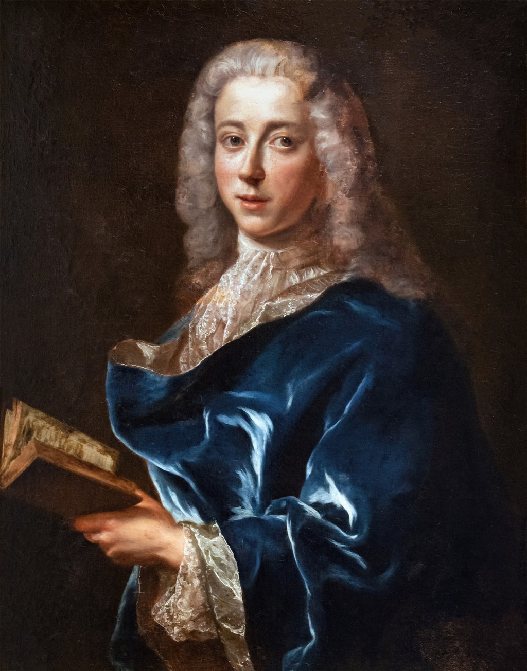 Retrato de um jovem cavalheiro do século XVIII, com peruca branca empoada e vestindo um casaco de veludo azul escuro, segurando um livro, atribuído a Jean François de Troy.