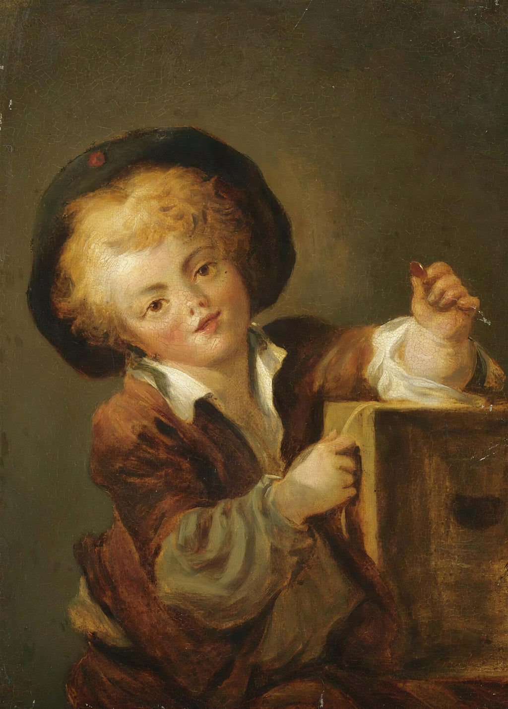 Retrato de um jovem menino com cabelo loiro encaracolado e chapéu escuro, segurando um lápis e um caderno, com uma expressão curiosa e levemente sorridente. A pintura tem um fundo escuro e texturizado, e o menino usa uma camisa branca e um casaco marrom.