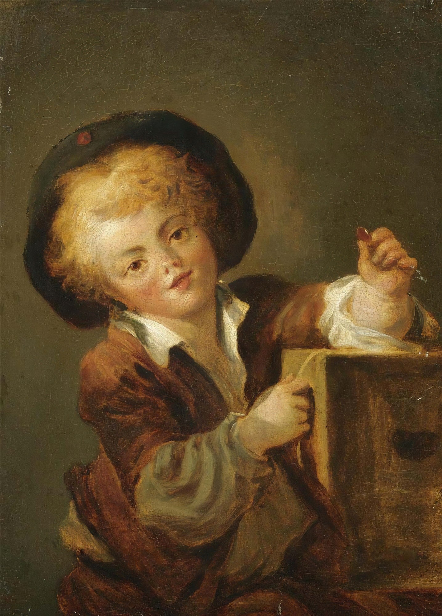 Retrato de um jovem menino com cabelo loiro encaracolado e chapéu escuro, segurando um lápis e um caderno, com uma expressão curiosa e levemente sorridente. A pintura tem um fundo escuro e texturizado, e o menino usa uma camisa branca e um casaco marrom.