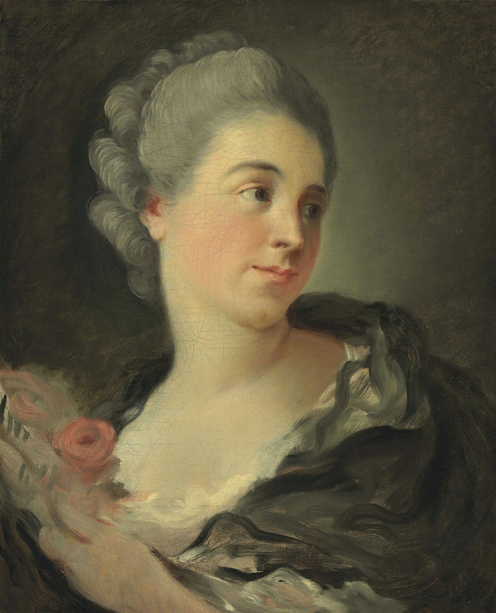 Retrato de busto de uma jovem dama com cabelos grisalhos e cacheados, vestindo um robe escuro com um detalhe de rosa vermelha. A expressão é serena e o olhar levemente para o lado direito, em um fundo escuro.