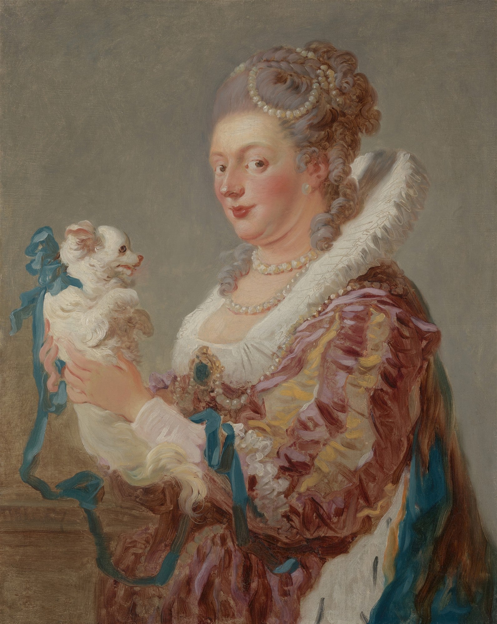 Retrato de uma dama com um vestido ornamentado e colar de pérolas, segurando um pequeno cachorro branco com um laço azul, pintado por Jean Honoré Fragonard
