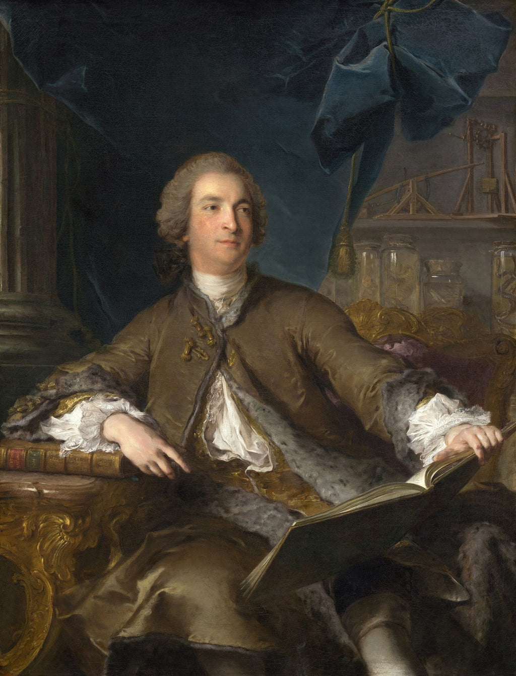 Retrato de um jovem nobre do século XVIII, sentado, com vestes de época marrons e brancas, lendo um livro. Ao fundo, cortinas azuis e instrumentos científicos.