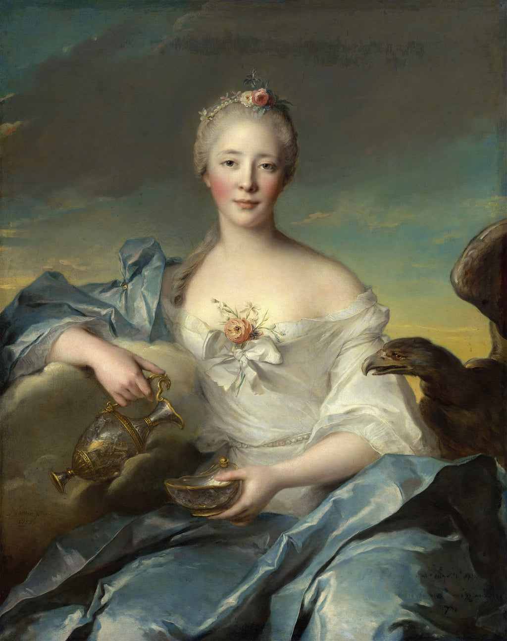 Retrato de mulher jovem de pele clara, com bochechas rosadas e cabelos claros enfeitados com flores, vestida de branco e azul, representando Hebe, com um jarro e uma taça, e uma águia ao lado, em estilo rococó.